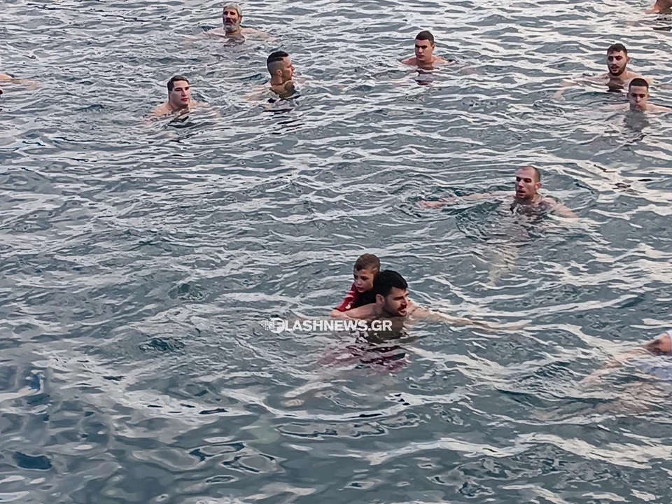 Χανιά: Ένας 8χρονος βούτηξε να πιάσει τον Σταυρό στην πλάτη του μπαμπά του