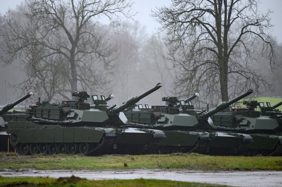 ΗΠΑ: Στέλνουν 31 Abrams στην Ουκρανία – «Αυτά τα τανκς καίγονται όπως όλα τα άλλα», απαντά η Μόσχα
