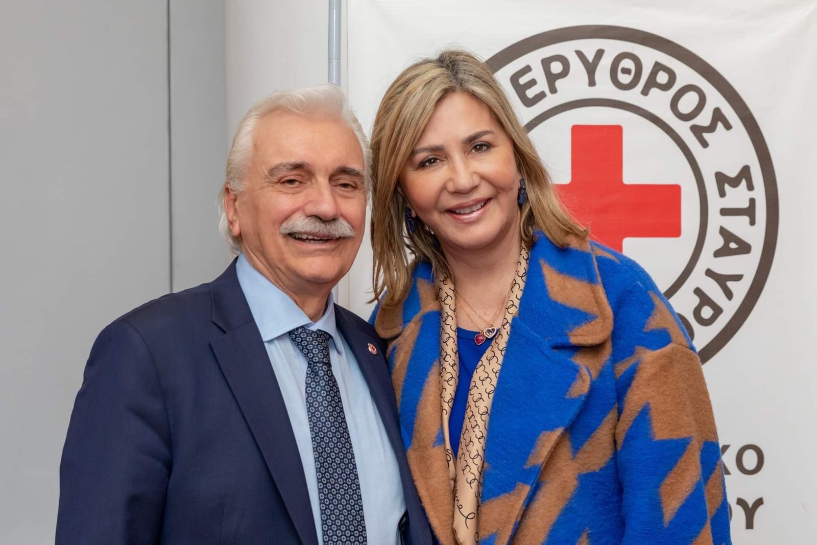 Η Ζ. Μακρή με τον πρόεδρο του Ερυθρού Σταυρού Δρ Αυγερινό στην κοπή πίτας του παραρτήματος Βόλου