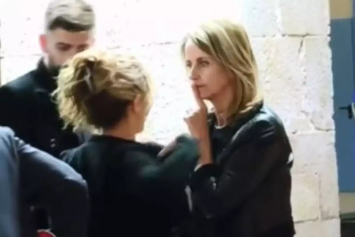 Σάλος με το βίντεο με την πεθερά της Σακίρα να της κάνει νόημα να σωπάσει