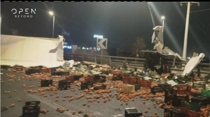 Προβλήματα στον Κηφισό: Νταλίκα που μετέφερε πορτοκάλια είχε τροχαίο – Θα χρειαστούν ώρες