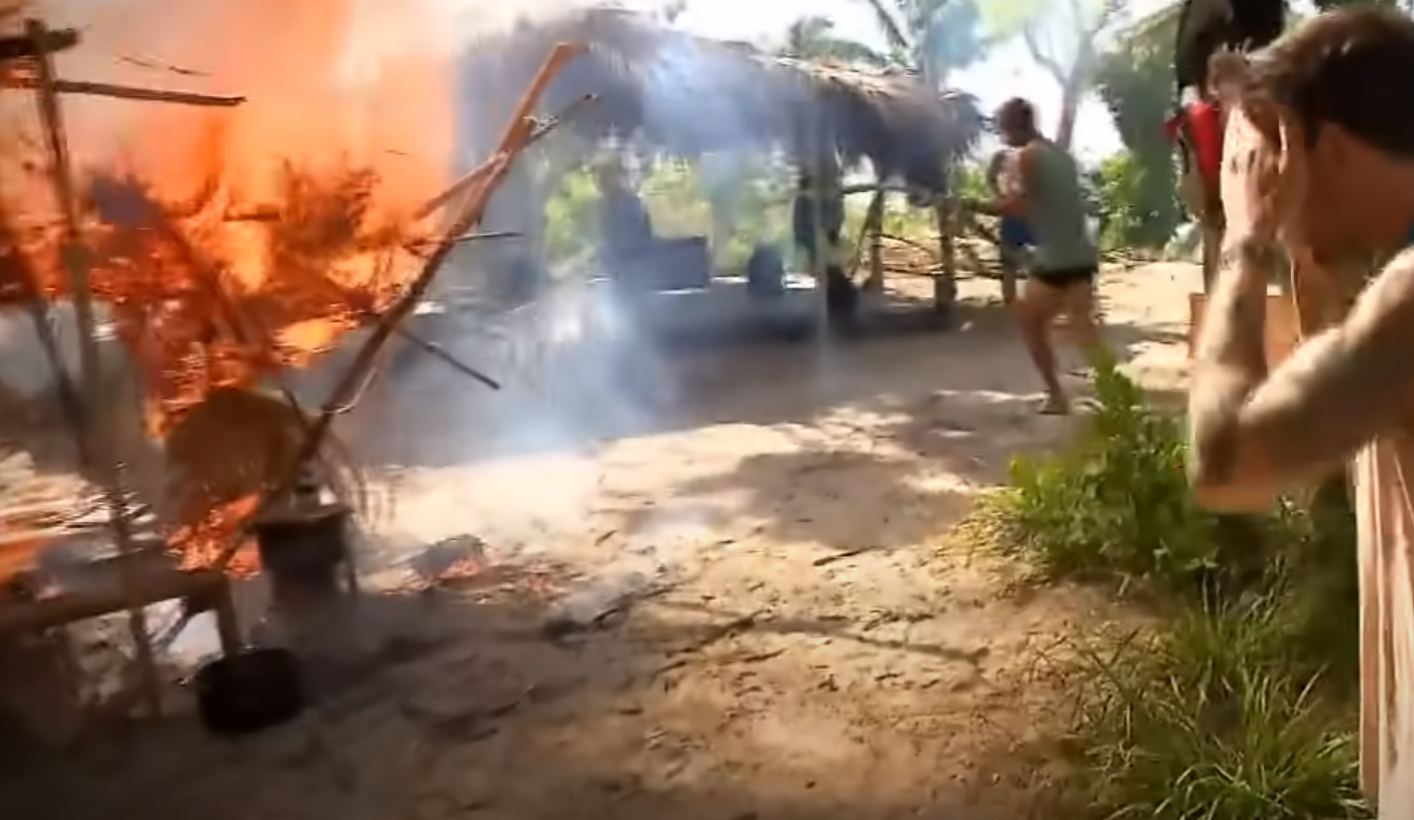 Πανικός στο Survivor: Φωτιά στην καλύβα – Ποιός παίκτης πιάστηκε με κινητό