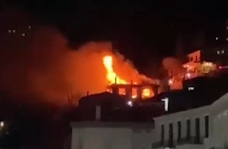Εύβοια: Στις φλόγες το σπίτι του πρώην Δημάρχου στην Κύμη (ΒΙΝΤΕΟ)
