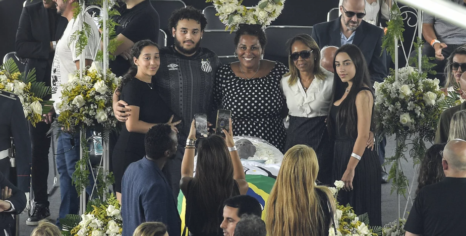 Βραζιλία: Σάλος με τα γέλια και τις selfie πάνω από το φέρετρο του Πελέ, από τις κόρες του