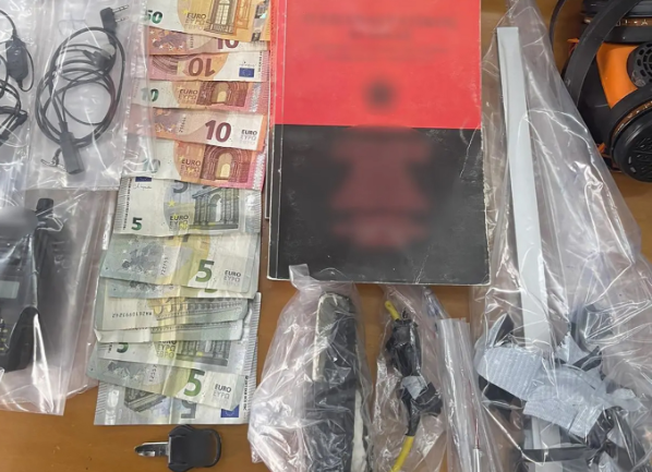 Πάτρα: Τα ευρήματα της ΕΛΑΣ στη γιάφκα των 7 ληστών – Όπλα, εκρηκτικά, περούκες και ναρκωτικά (pics)