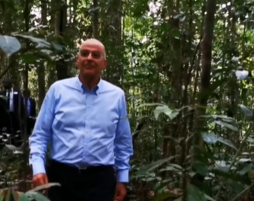 Επίσκεψη Δένδια στο τροπικό δάσος της Γκαμπόν (vid)