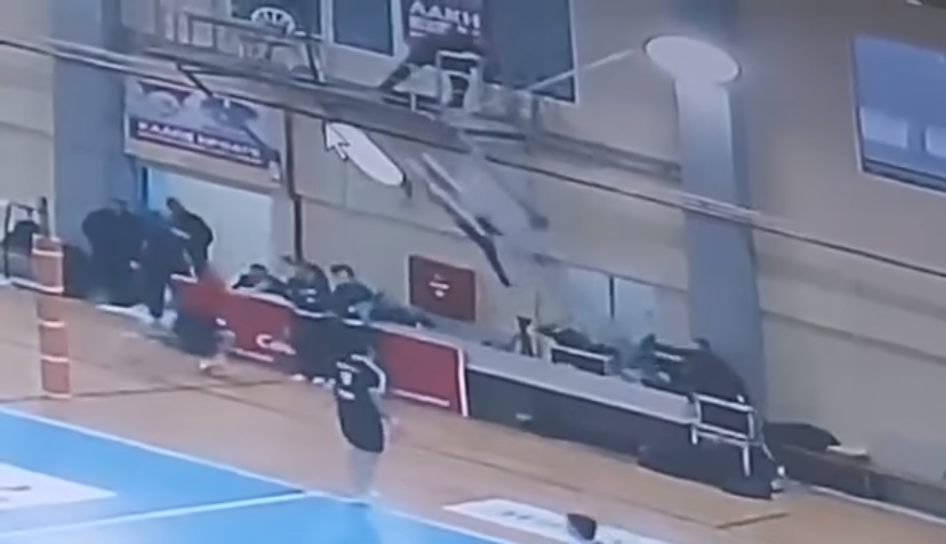 Καλύβια: Δημοσιογράφος βρέθηκε στο κενό όταν υποχώρησε η σκάλα που τον στήριζε (ΒΙΝΤΕΟ)