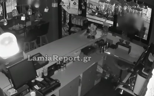Λαμία: Διαρρήκτης μπήκε σε κεντρική καφετέρια της πόλης από το παράθυρο – Δείτε βίντεο