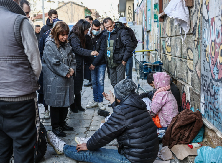 Η Πρόεδρος της Δημοκρατίας Κατερίνα Σακελλαροπούλου σε δράση της Streetwork του ΟΚΑΝΑ – Μοίρασε σύριγγες σε τοξικομανείς