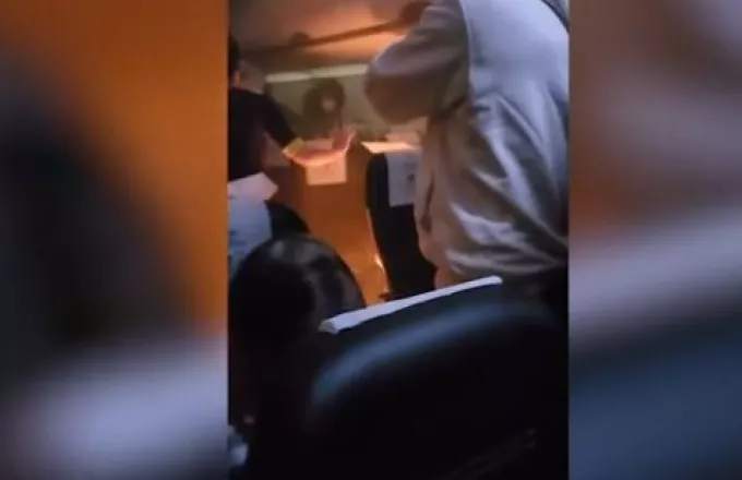 Πανικός σε αεροπλάνο στην Ταϊβάν: Φορτιστής επιβάτη πήρε φωτιά μέσα στην καμπίνα (vid)