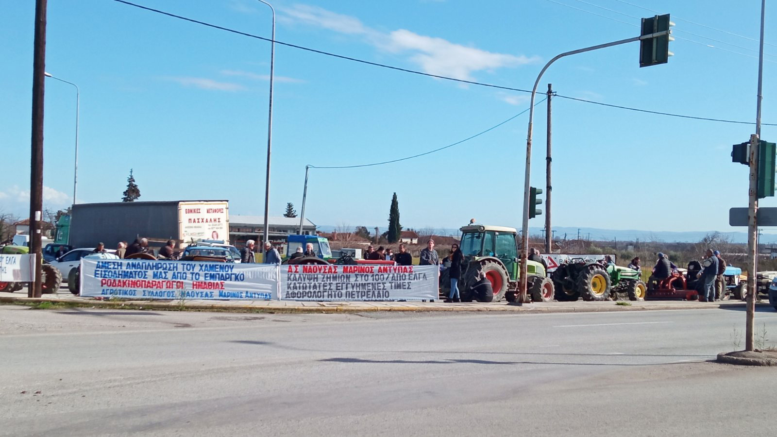 Οι αγρότες ξανά στον δρόμο διεκδικώντας την υπεράσπιση του μόχθου τους (ΦΩΤΟ)