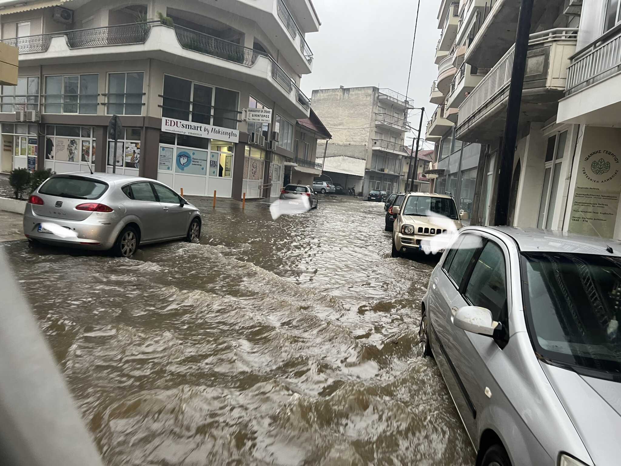 Πρωτόγνωρη κακοκαιρία στην Πέλλα: Εκτεταμένες ζημιές – Κλειστά αύριο τα σχολεία (vid)