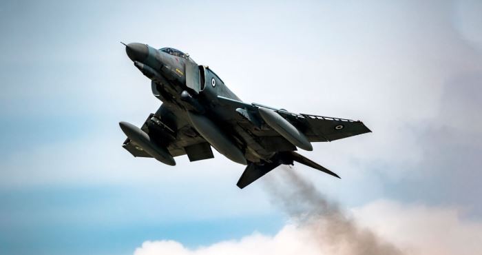 Πτώση F-4: Δεν πρόλαβαν να εγκαταλείψουν το αεροσκάφος οι χειριστές – Σε πλήρη εξέλιξη οι έρευνες για τον εντοπισμό τους