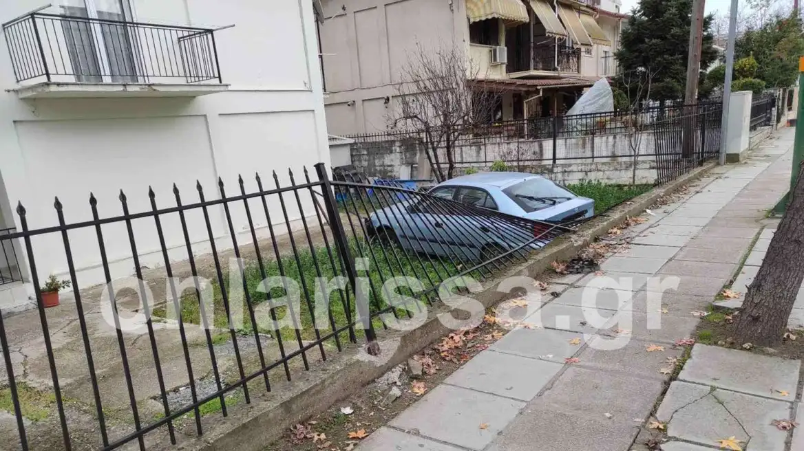 Λάρισα: Αυτοκίνητο προσγειώθηκε σε αυλή σπιτιού (BINTEO)