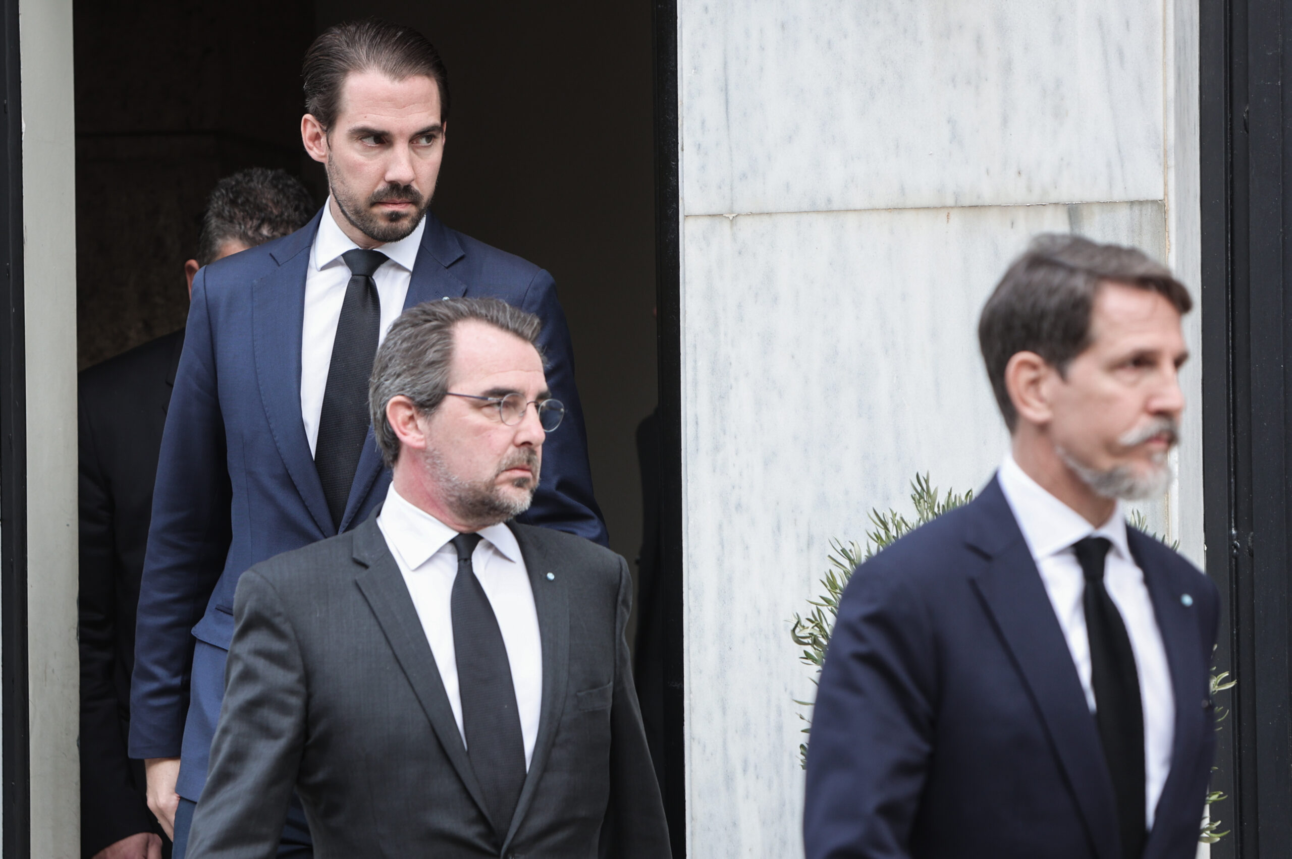 Στο Μέγαρο Μαξίμου οι τρεις γιοι του τέως βασιλιά Κωνσταντίνου για τα διαδικαστικά της κηδείας