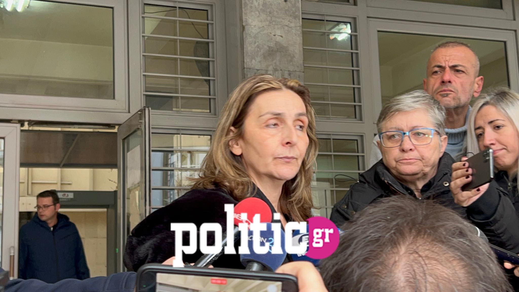 Ξέσπασε η μητέρα του Άλκη – «Γιατί τον σκότωσαν;» – Συνεχίζεται την Πέμπτη η δίκη (ΒΙΝΤΕΟ)