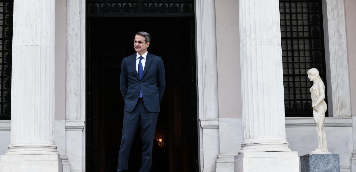 Πως ο Μητσοτάκης χάνει τα «δεξιά» λόγω του τέως Βασιλιά Κωνσταντίνου