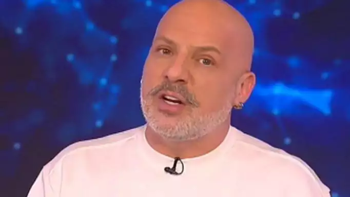 Νίκος Μουτσινάς για Γρηγόρη Αρναούτογλου: «Δεν ήξερα ότι έχει γίνει όλο αυτό στον εγκέφαλό σου»