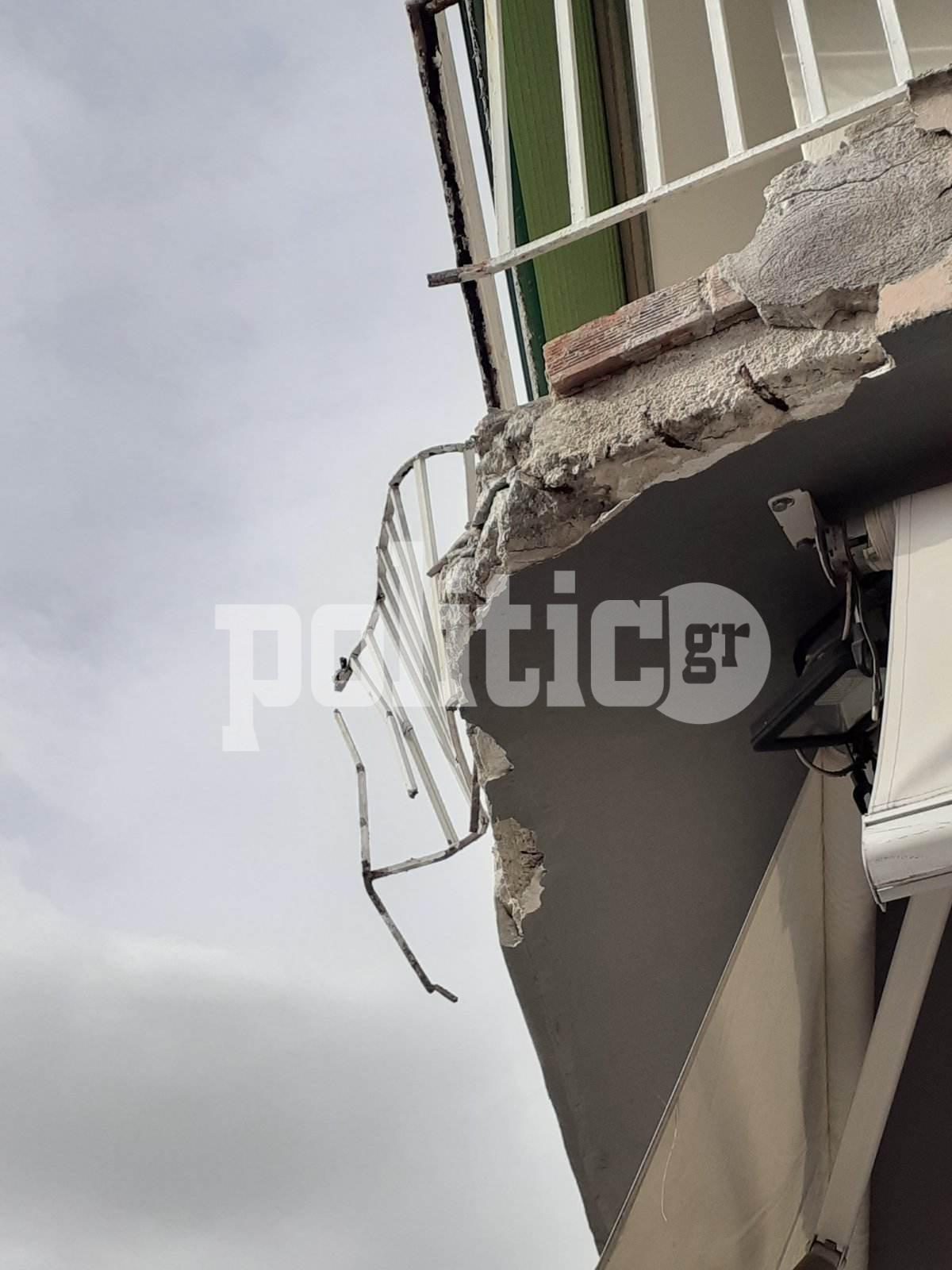Θεσσαλονίκη: Φορτηγό ξήλωσε μπαλκόνι σπιτιού στην Άνω Πόλη – «Ο οδηγός έβαλε τα κλάματα» λέει ο ιδιοκτήτης (ΦΩΤΟ)