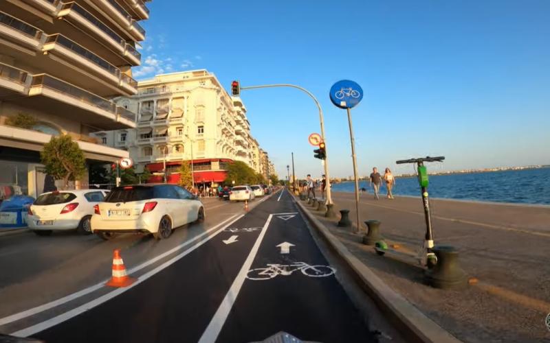 Θεσσαλονίκη: Στο πεζοδρόμιο ξανά ο ποδηλατόδρομος της Νίκης