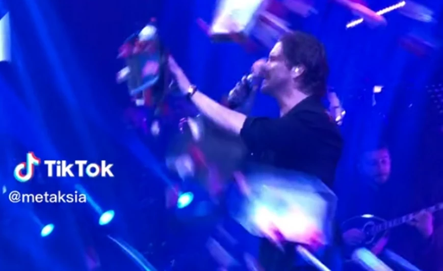 Θαμώνας πέταξε παρτέρι με λουλούδια στον Οικονομόπουλο και τον βρήκε στα γεννητικά όργανα – «Θα μου κάνεις ζημιά» (vid)