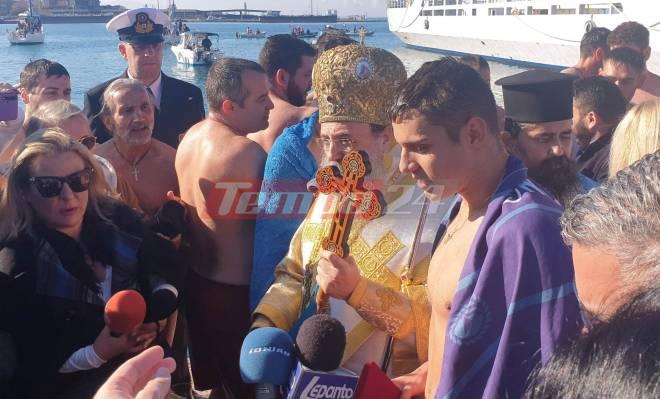 Ένας 15χρονος έπιασε τον σταυρό στα νερά του βόρειου λιμανιού στην Πάτρα