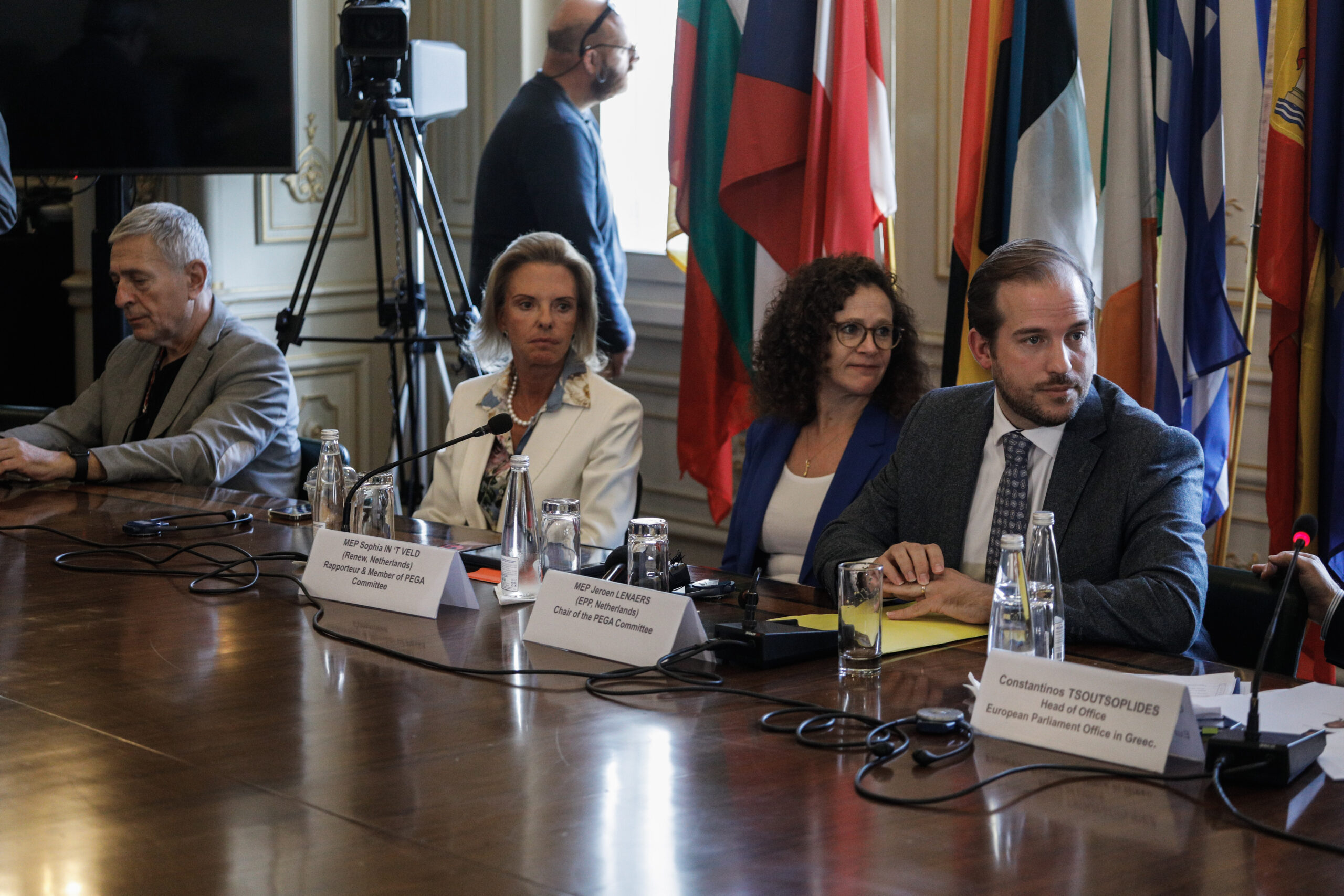 Επιτροπή PEGA: Κόντρα Βόζεμπεργκ-Ιντ Βελντ: «Υπάρχουν λόγοι για σοβαρή ανησυχία στην Ελλάδα»