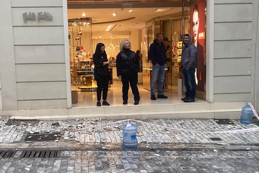 Αττική: Κατέρρευσε περβάζι στην Ερμού (BINTEO)