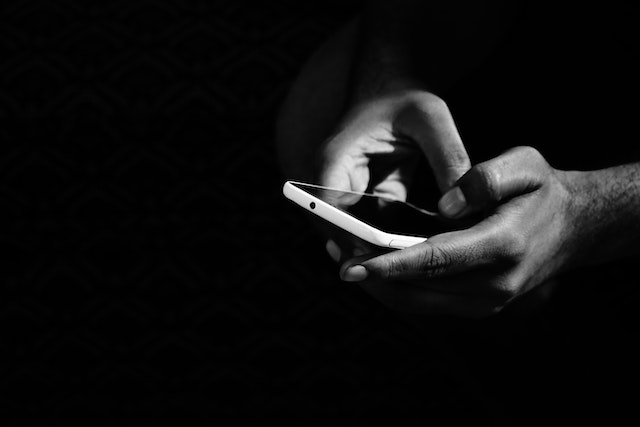 Πάτρα: Φόρτιζε το κινητό του με power bank και προκλήθηκε… έκρηξη