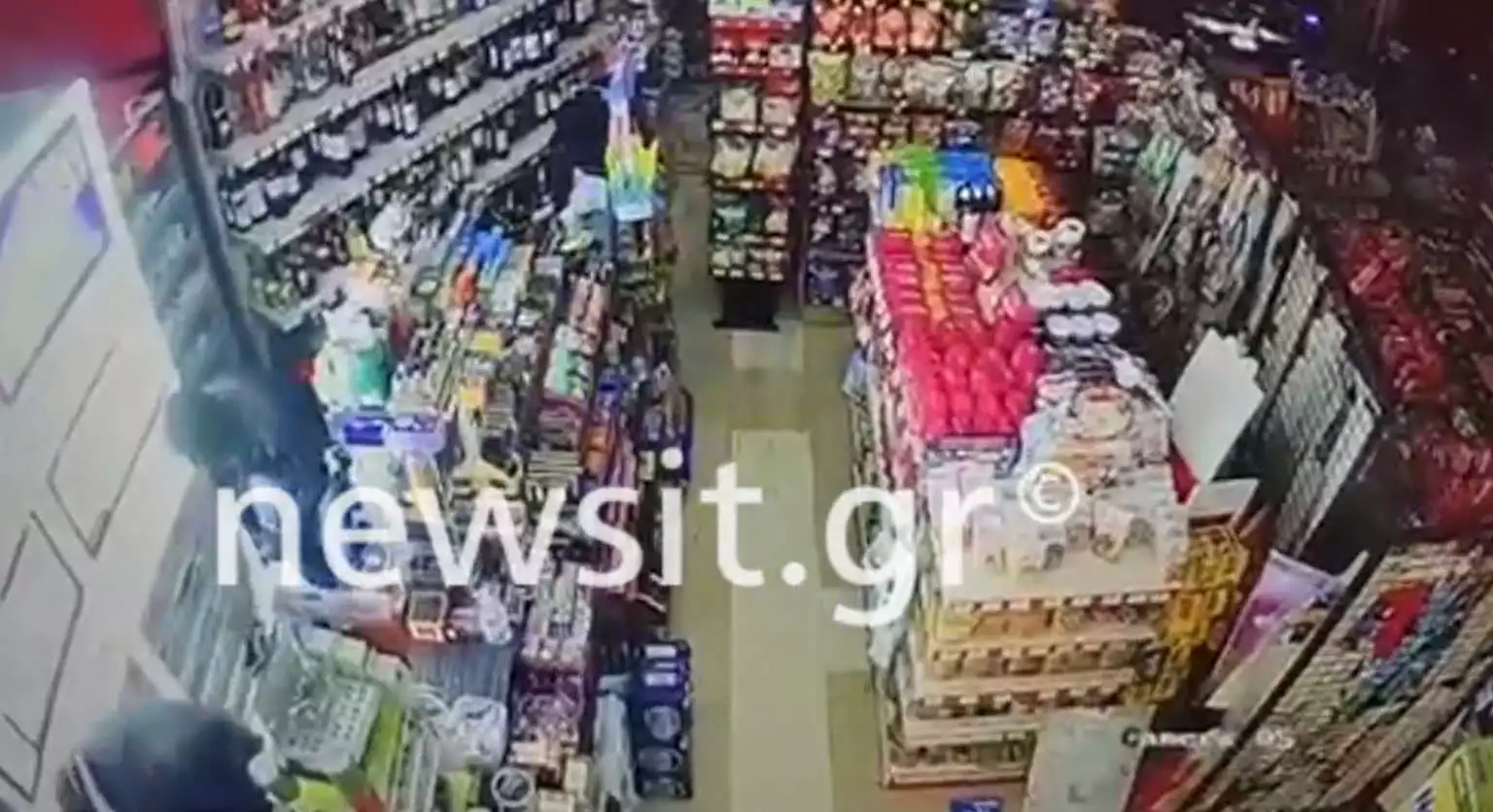 Θεσσαλονίκη: Άνοιξαν… τρύπα σε ψιλικατζίδικο και έκλεψαν ό,τι βρήκαν (vid & pics)