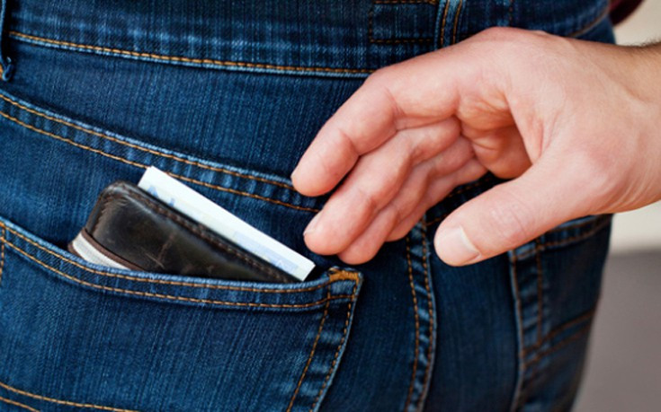 30 κλοπές σε λαικές αγορές έγιναν απο τρία ζευγάρια πορτοφολάδων