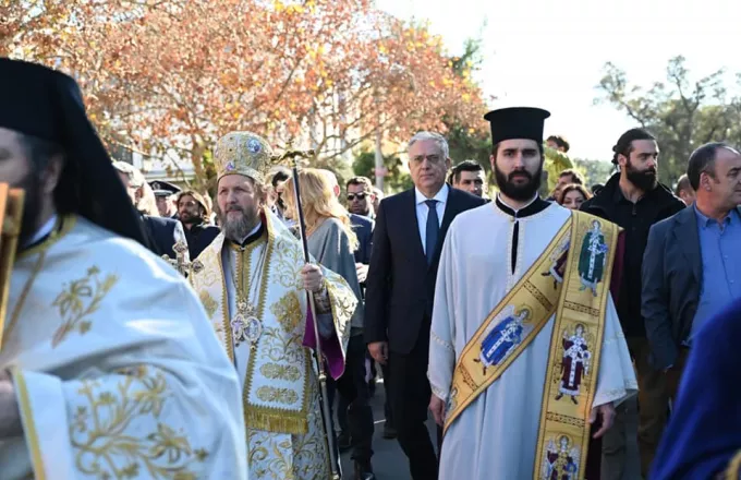 Στη Γλυφάδα και στο Παλαιό Φάληρο βρέθηκε για τον εορτασμό των Θεοφανείων ο Τάκης Θεοδωρικάκος