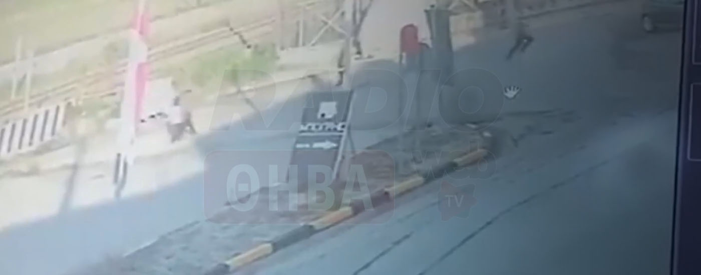 Θήβα: Βίντεο – ντοκουμέντο με ανήλικους ληστές να αρπάζουν τσάντα από αυτοκίνητο ενώ είναι μέσα η οδηγός