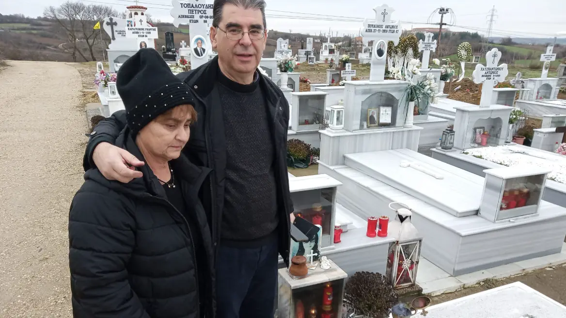 Ραγίζουν καρδιές οι γονείς της Ελένης Τοπαλούδη: Με τούρτα γενεθλίων πήγαν στον τάφο της