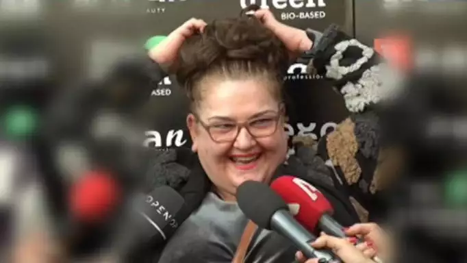 Σοφία Βογιατζάκη: «Λούζω το πρόσθετο μαλλί με μαλακτικό ρούχων»