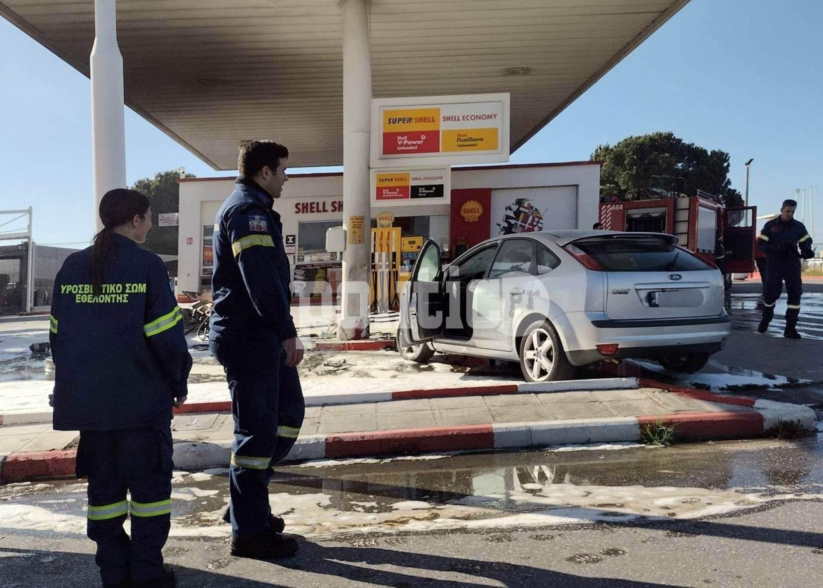Αυτοκίνητο έπεσε με φόρα σε αντλία γνωστού βενζινάδικου στη Θεσσαλονίκη – Γέμισε υγρά καύσιμα ο δρόμος (ΕΙΚΟΝΕΣ)