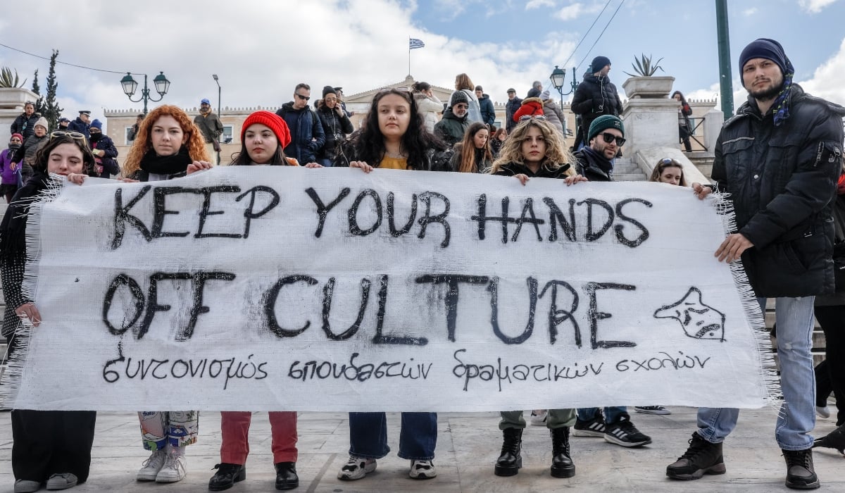 Σύνταγμα: Σιωπηλή διαμαρτυρία σπουδαστών δραματικών σχολών