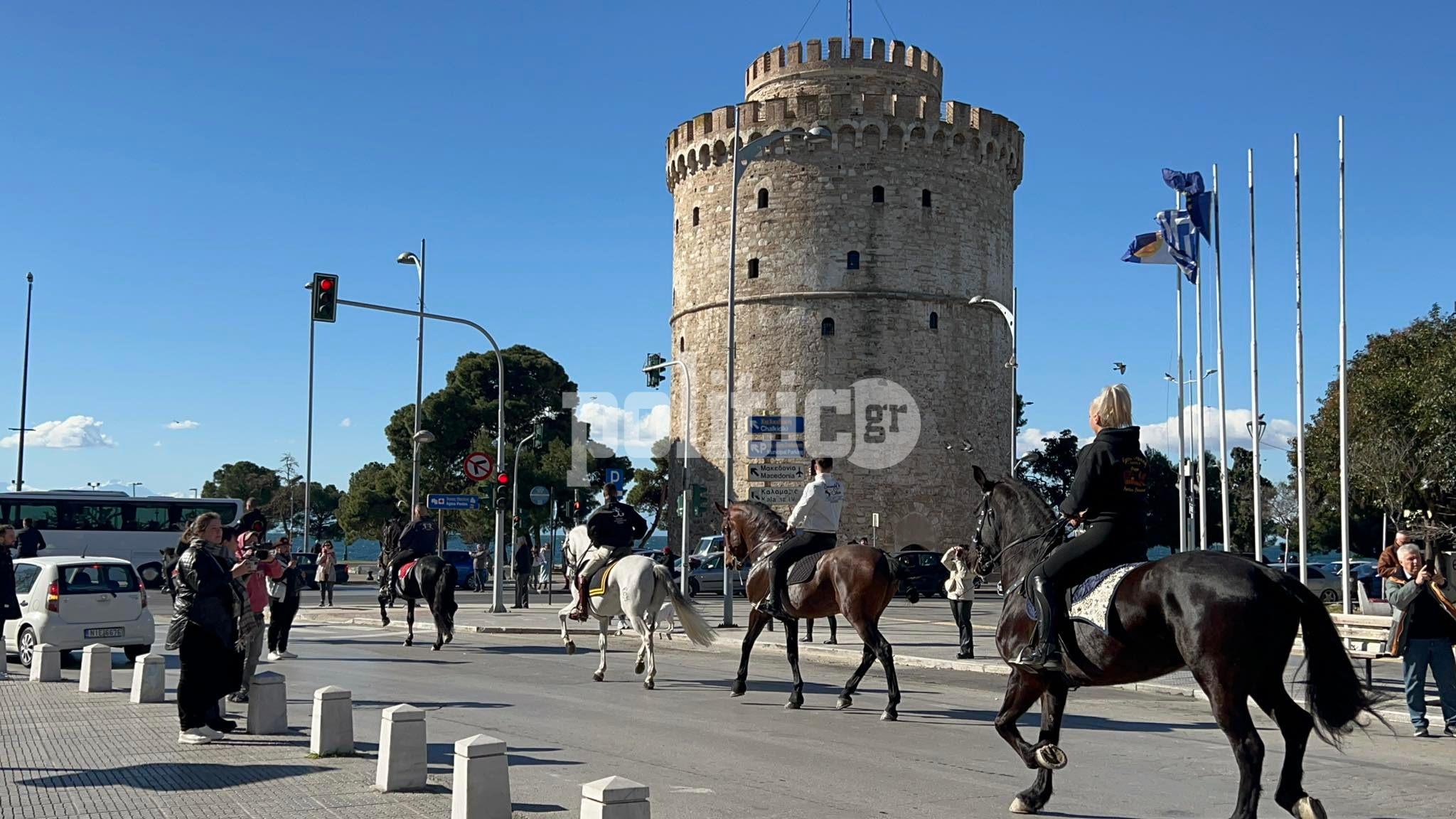 Θεσσαλονίκη: Θεαματική «παρέλαση» τριάντα αλόγων σε κεντρικούς δρόμους (ΦΩΤΟ-ΒΙΝΤΕΟ)