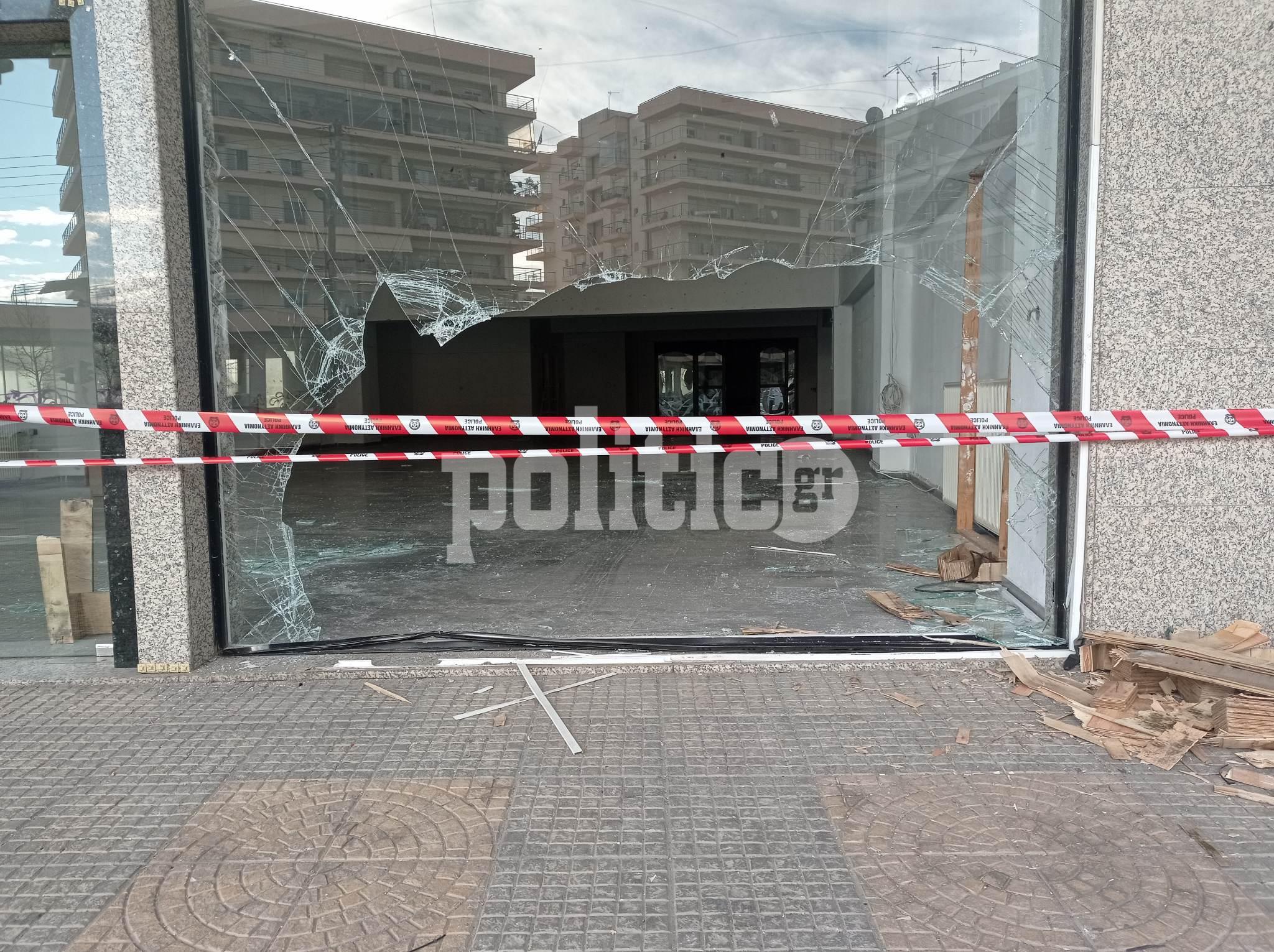 Θεσσαλονίκη: ΙΧ καρφώθηκε σε πρόσοψη επιχείρησης (ΦΩΤΟ-ΒΙΝΤΕΟ)