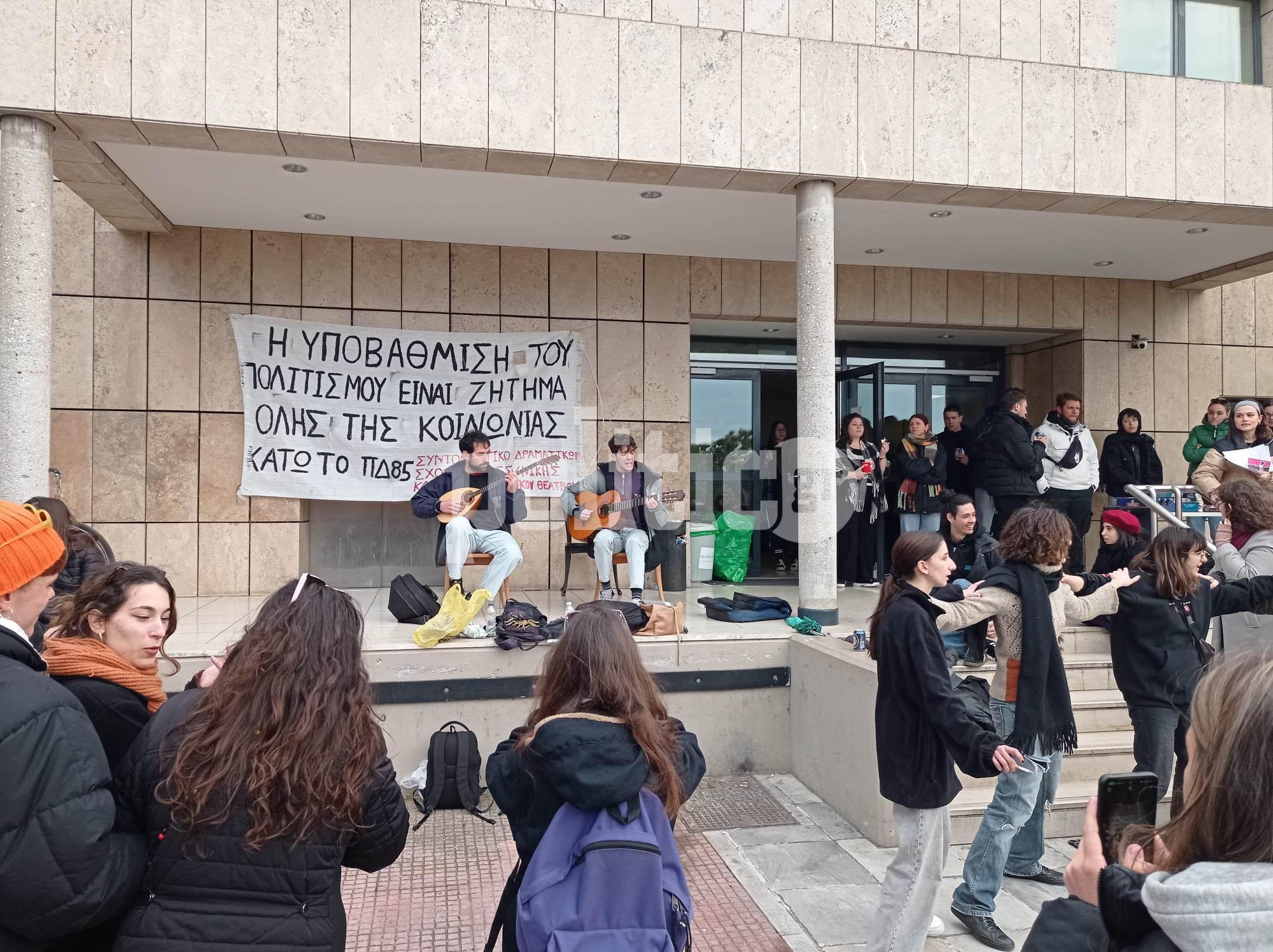 Συνεχίζεται η κατάληψη στο Βασιλικό Θέατρο – Η υποβάθμιση του πολιτισμού αφορά όλη την κοινωνία (vid)