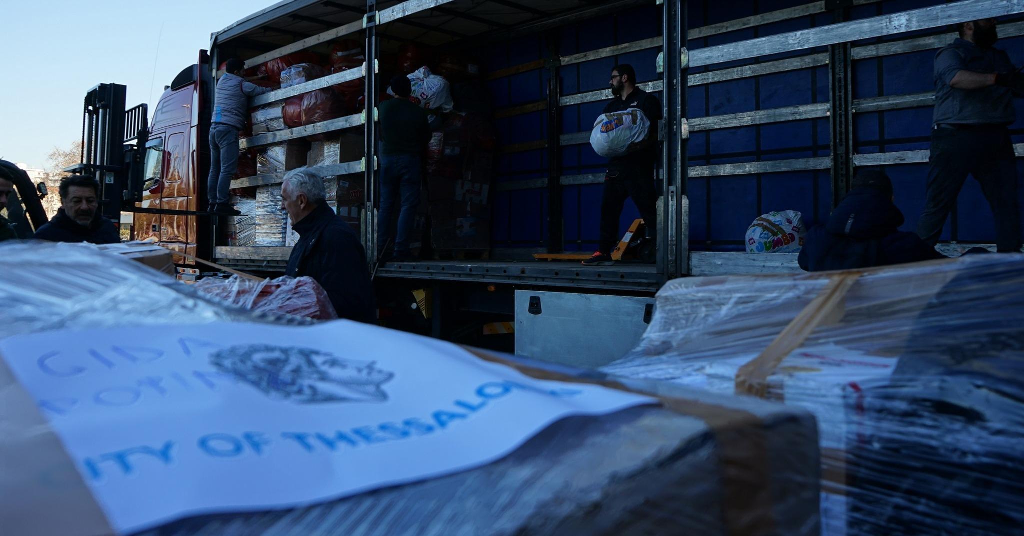 Θεσσαλονίκη: Φορτηγά μεταφέρουν ανθρωπιστική βοήθεια στην Τουρκία