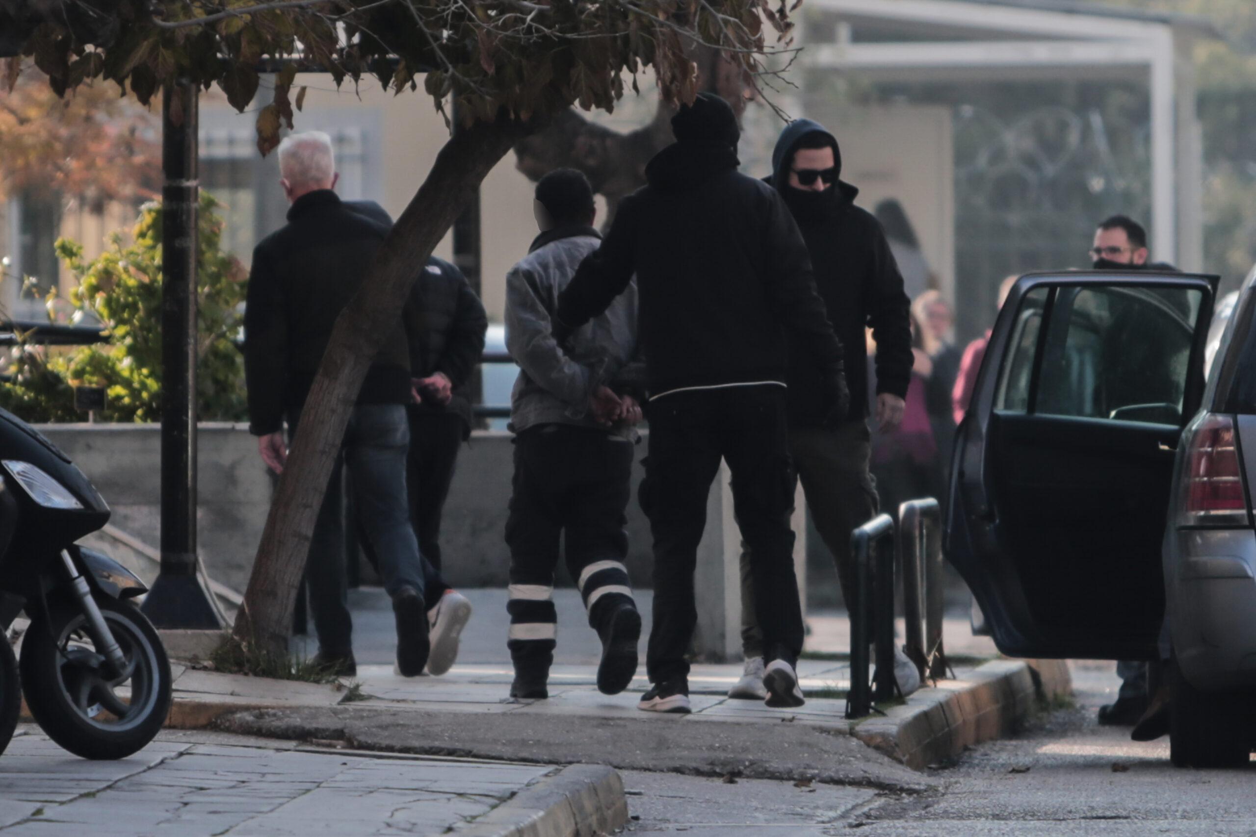 Κολωνός: Στον ανακριτή δύο ακόμη φερόμενοι ως εμπλεκόμενοι που κατονόμασε η 12χρονη