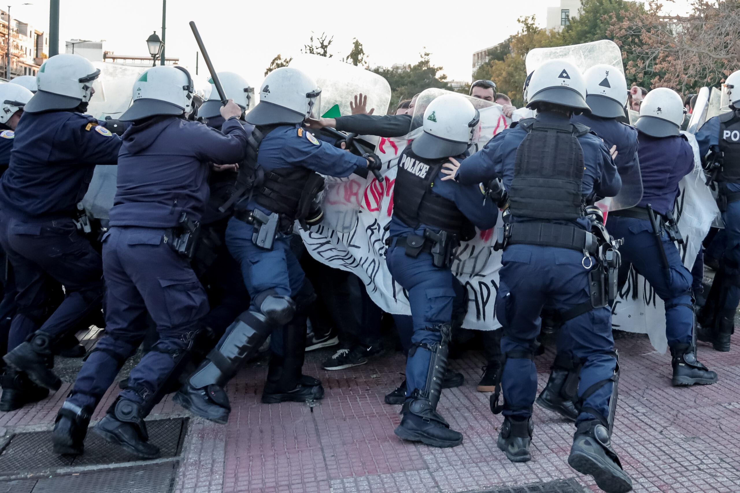 Επεισόδια έξω από το Μέγαρο Μουσικής εν αναμονή του K. Μητσοτάκη (ΦΩΤΟ)