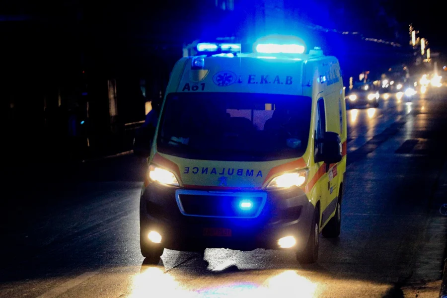Άνδρας έπεσε στο κενό στο Βόλο και σώθηκε από παρκαρισμένο αυτοκίνητο