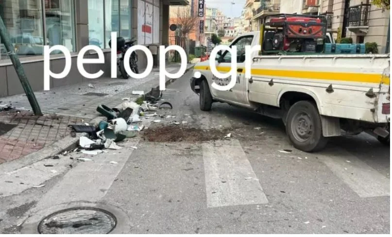 Αναστάτωση στην Πάτρα: Όχημα παρέσυρε μηχανάκι, φανάρι και καρφώθηκε σε κατάστημα