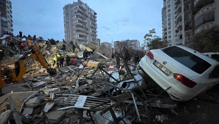 Σοκαριστικά βίντεο – Σεισμός 7,8R: Πολυκατοικίες σε Τουρκία και Συρία καταρρέουν σαν χάρτινοι πύργοι