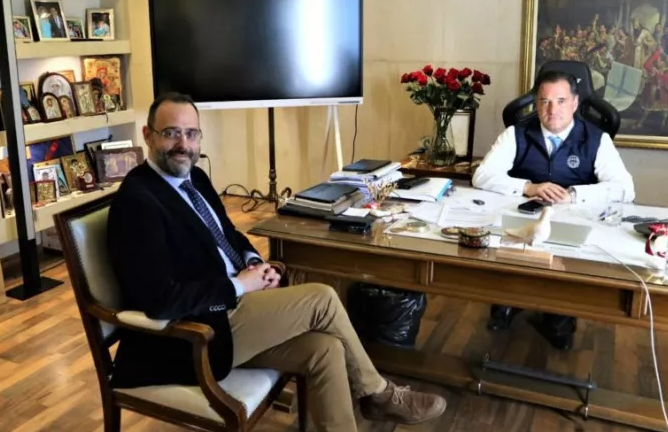 Νέα κόντρα Γεωργιάδη – Πολάκη: «Μας βλέπω με αυτοδυναμία από την πρώτη Κυριακή» – «Λαδέμπορα για πες…Αυτό το μαύρο κάτω από το γραφείο σου…»