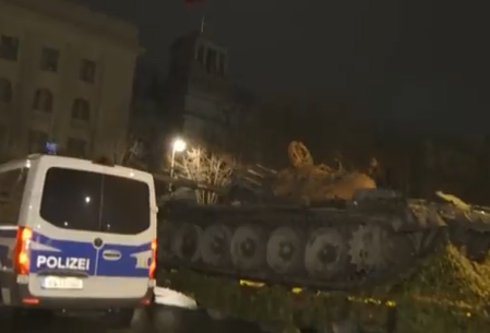 Γερμανία: Κατεστραμμένο ρωσικό άρμα μάχης έξω από τη ρωσική πρεσβεία στο Βερολίνο