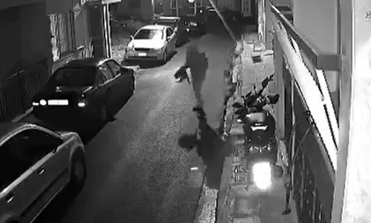 Φρίκη στον Κεραμεικό: Άνδρας χτυπάει γάτα μέχρι θανάτου και την παίρνει μαζί του (ΒΙΝΤΕΟ)