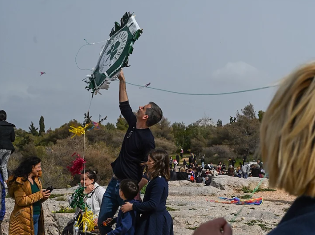 Στον λόφο Φιλοπάππου με την οικογένειά του γιόρτασε την Καθαρά Δευτέρα ο Κώστας Μπακογιάννης (ΕΙΚΟΝΕΣ)